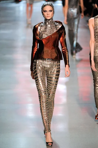 Look 10